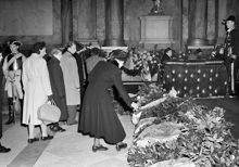 Slottskyrkan, Kungliga slottet. Människor besöker Gustaf V:s kista och nedlägger blommor