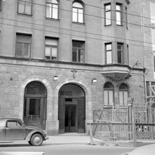 Port och del av fasad till Linnégatan 79 samt Sankta Marie Bebådelsekyrka