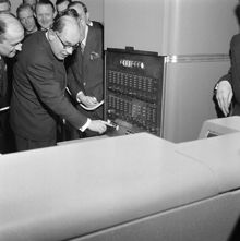 Gävlegatan 20, International Business Machines (IBM) databehandlingscentral invigs i Stockholm. Statsrådet G. Lange startar den nya databehandlingscentralen, t.v. IBM:s svenske dir. H. Lannebo