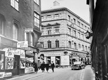 T.v. Klarabergsgatan 40 (sista huset vid Klarabergsgatan, kv. Sporren) österut. Sen övergår gatan i Hamngatan 38 och 36 (kv. Hoven). Gatan t.v. är Beridarbansgatan. T.h. kv. Skansen