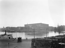 Slottet från Fersenska Terrassen. Vedupplag i Södra Blasieholmshamnen (nu Strömkajen)