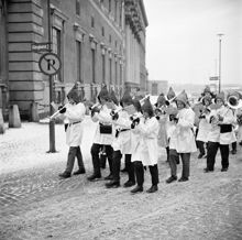 Slottsbacken. Tomtegossorkestern blåste traditionsenligt in Stockholmsgillets julmarknad på Stortorget