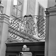 Svartmangatan 20-22. Fuhrmanska huset, (Ehrenstrahlska huset). Portöverstycke