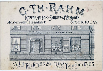Reklamkort tryckt i svart med bild av affär samt text.