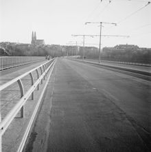 Västerbron mot Södermalm. Tomt på biltrafik eftersom att privat bilkörning var förbjuden lördag kväll till måndag morgon på grund av Suezkrisen. 