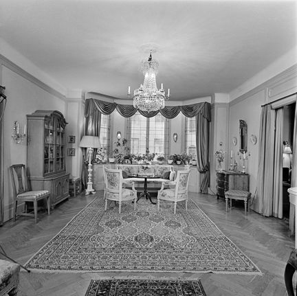 Vy över rum med burspråk.