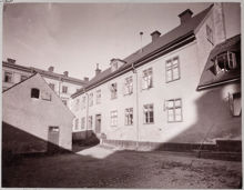Västerut mot gårdssidan av Klara Västra Kyrkogata nr 16, Klara församlings kyrkoherdeboställe