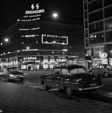 Korsningen Sveavägen - Kungsgatan sedd mot Centrumhuset. Kvällstid