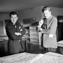 Författaren Jan Olof Olsson ""Jolo"" t.h. studerar gamla kartor tillsammans med historikern Alf Åberg i Krigsarkivet