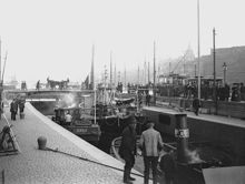 Slussning i Nils Ericsson-slussen. Slussplan mot Östra Slussgatan