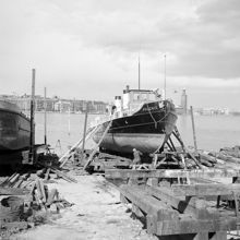 Mälarvarvet. Fartyget Phoenix på slipen. Norr Mälarstrand och Stadshuset i fonden