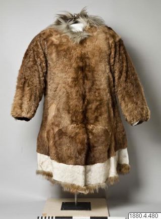 Brun pälsjacka i renskinn, med en bred bård i vitt skinn längst ned.