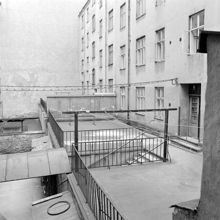 Gårdsinteriör, sedd mot öster, på Karlbergsvägen 83-85