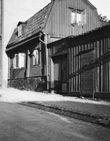 Fjällgatan 18. Fasad och plank mot gatan