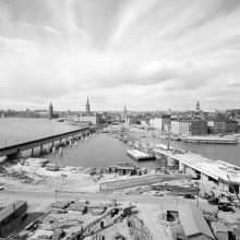 Utsikt över Söder Mälarstrand och Gamla Stan. Tunnelbanans bro byggs mellan Slussen och Gamla Stan
