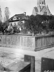 Värmdögatan 53 (nuv. Malmgårdsvägen 53 B) vid hörnet av Lilla Mejtens Gränd. Verner Groens malmgård, från 1879 Elsa Borgs skyddshem för flickor. Sofia kyrka i fonden