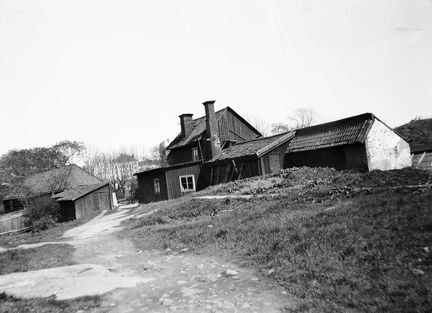 Några gamla byggnader ligger på en kulle. 