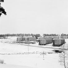 Vy från söder mot kvarteret Dyvinge. Så kallade skivhus byggs på området där tidigare gården Stora Tensta låg.