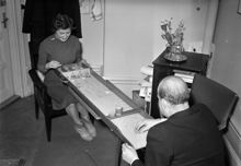 Christer och Magdalena Jenning spelar ett slags brädspel