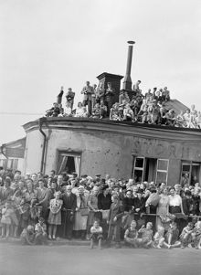 Södermalmstorg 24, Kvarteret Järngraven Övra. Folksamling i väntan på den kungliga kortegen med anledning av kung Gustaf V:s  90-årsdag