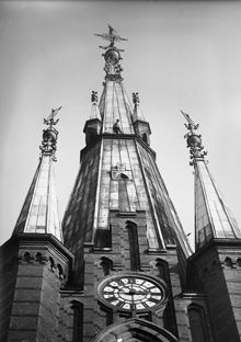 Klara kyrktorn, övre delen. En man står uppe på avsatsen