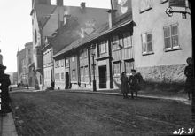 Kammakargatan västerut mot Upplandsgatan. I hörnet av Kammakargatan och Upplandsgatan ligger Sankt Peters kyrka som invigdes 1901