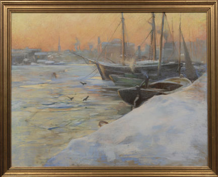 Fruset vinterlandskap, några båtar vid en kaj, soluppgång.