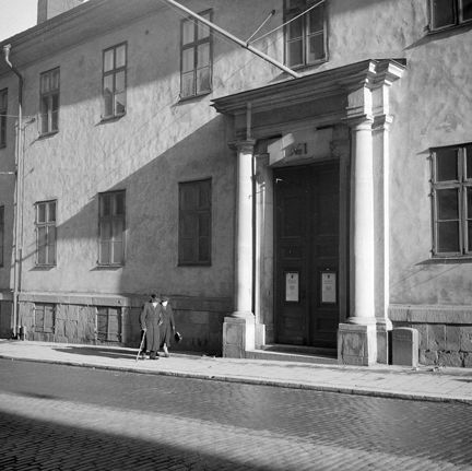 Ett äldre par passerar Stadsmuseets port.
