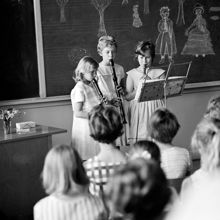 Skolavslutning i Mariaskolan med Kerstin Larsson, Eva Johansson och Elisabet Sjöberg som spelar flöjt