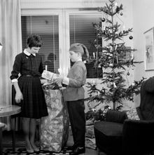 Barn med julklappssäck. Ingvor Lindgren och Mats Lindgren. Oppundavägen 6