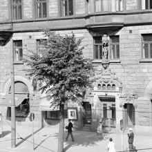 Portal och del av fasad till Birger Jarlsgatan 6