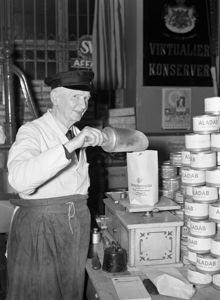 Hötorget 9, Charlotta Holmberg & Son. Viktualier- och delikatesshandel.  På bilden innehavaren av butiken, Oscar Andersson