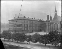 Gamla riksdagshuset och Riddarholmskyrkan från Munkbron. Järnvägen skymtar bakom träden