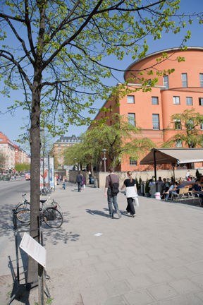 Jan Olof Olssons litterära skylt vid Odengatan 59.