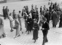 Valdag. Folk på väg att in i vallokal för att rösta. Partifunktionärer från bland andra Folkpartiet står och delar ut valsedlar