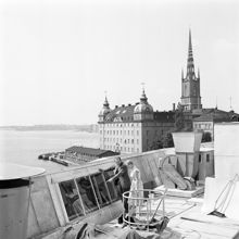 Intendent Curt Ewert och Harriet Ericsson står på taket på Spårvägsbolagets nybygge. I huset ska tunnelcentralen flytta in, där ska samtliga tunnelbanevagnars rörelser avläsas