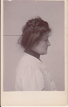 Svartvit profilbild av Elvira Matilda Decker.