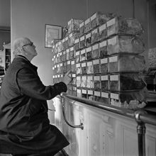 Linnégatan 67. Fotografen Lennart af Petersens i Augusta Janssons karamellbutik