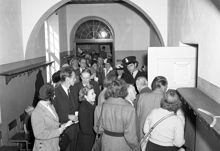 Vallokal, människor köar för att rösta