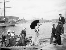 Turister går i land på Skeppsholmen. T.v. i fonden Slottet