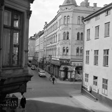 Storgatan 23 t.h. i korsningen av Skeppargatan med kvarter Havsfrun på andra sidan