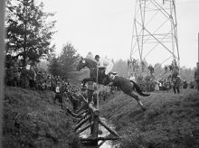 Järvafältet. Olympisk ryttartävling. Fälttävlingen uthållighetsprov hade en hög svårighetsgrad, ett skyfall gjorde banan svårbemästrad. August Lütke-Westhues hoppar över hinder 22 på Trux von Kamax