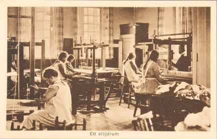 Foto på flickor vid vävstolar på Slagsta skola