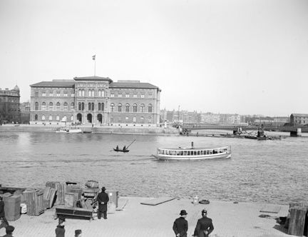 Svartvitt foto, ångbåt och fiskebåt över viken, Nationalmuseum i fonden