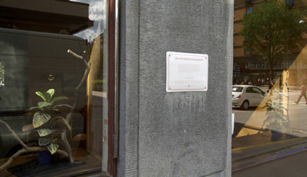 Gun-Britt Sundströms litterära skylt vid Surbrunnsgatan 48.