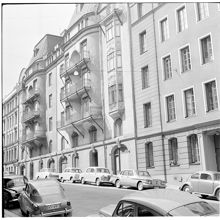 Grev Turegatan 75 och 77 närmast