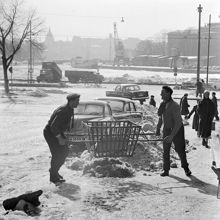 Renhållningen tippar snö i Nybroviken från Strandvägen