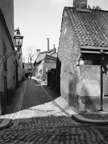 Stora Hargränd norrut från hörnet av Brännkyrkagatan 64. Några personer kommer från Tavastgatan i fonden. Dåvarande kv. Haren Större och Haren Mindre. Nuvarande Brännkyrkagatan 72, kv. Haren