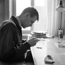 Formgivaren Håkan Lindström i arbete på Bonniers förlag, Sveavägen 56