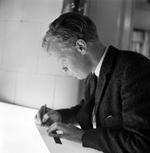 Formgivaren Vidar Forsberg i arbete vid ljusbord på Bonniers förlag, Sveavägen 56